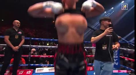 daniella hemsley flashing audience|Boxing: Daniella Hemsley flashes crowd after Kingpyn。